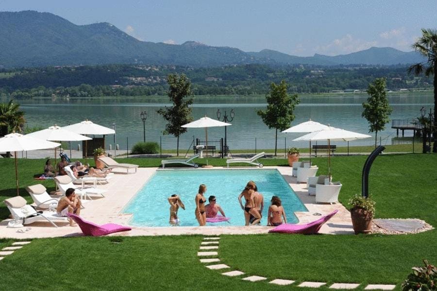 Day, Garden, Swimming pool, group of guests