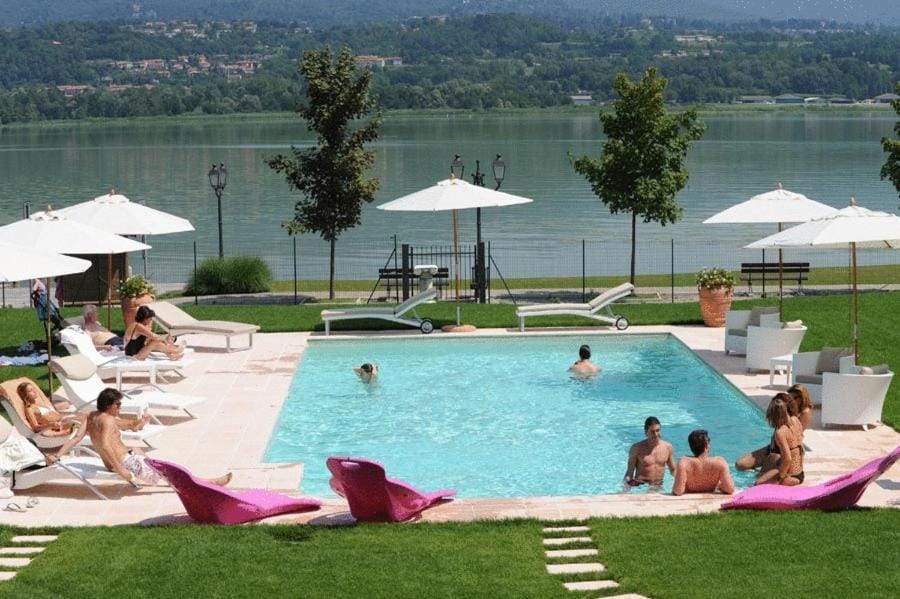 Day, Garden, Swimming pool, group of guests