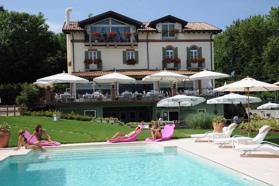 Property building, Day, Garden, Balcony/Terrace, Swimming pool, Swimming pool
