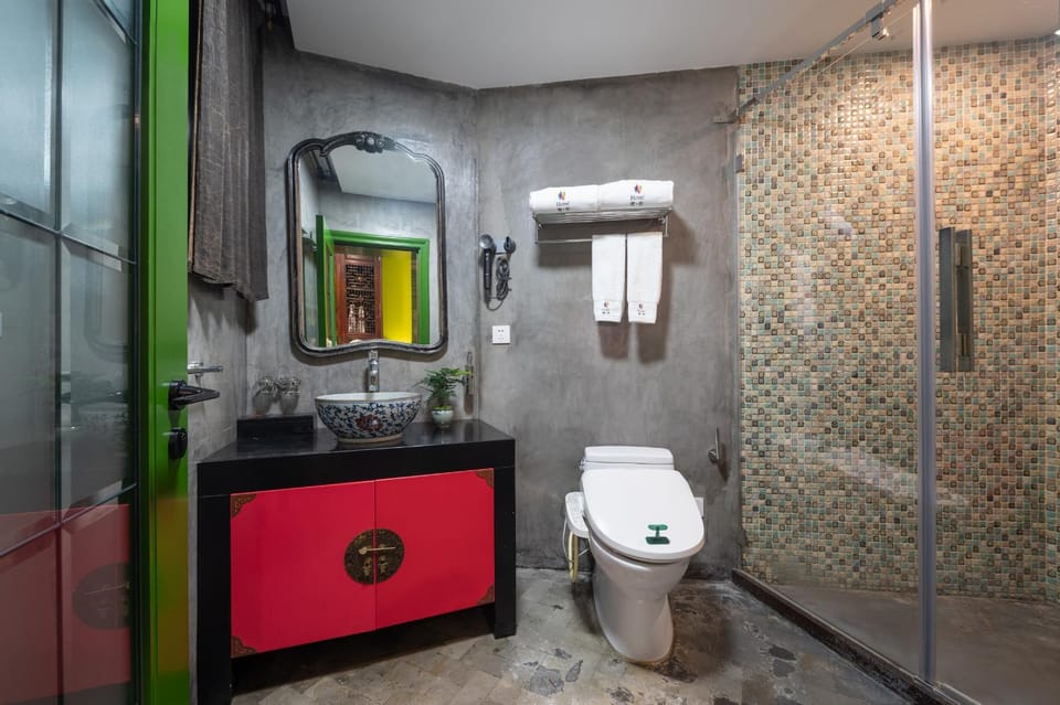 Shower, Toilet