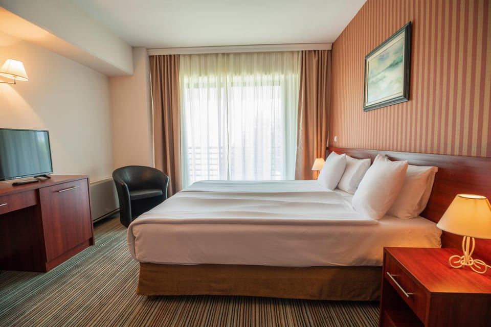 TV and multimedia, Photo of the whole room, Bedroom