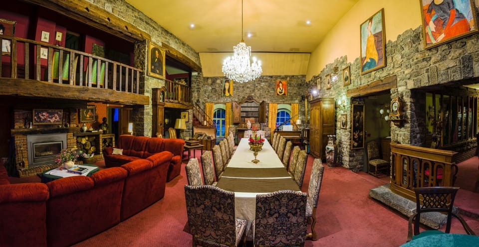 Restaurant/places to eat, Lounge or bar
