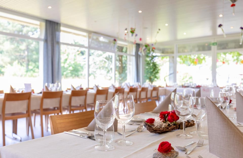 Restaurant/places to eat, Restaurant/places to eat, Food and drinks, Banquet/Function facilities