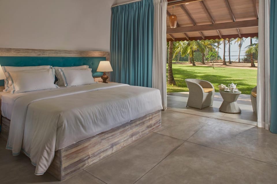 Bed, Bedroom, Garden view