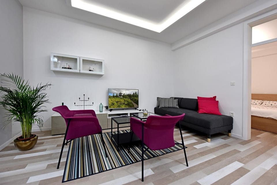 TV and multimedia, Seating area, Bedroom