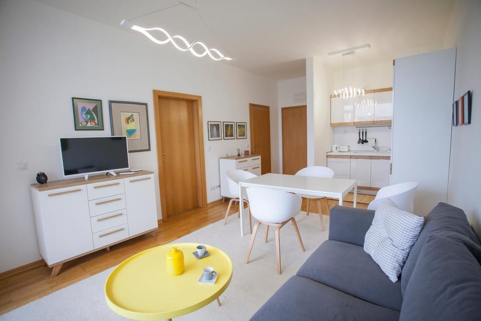 TV and multimedia, Kitchen or kitchenette, Living room, Decorative detail, Seating area, Dining area, furniture, internet