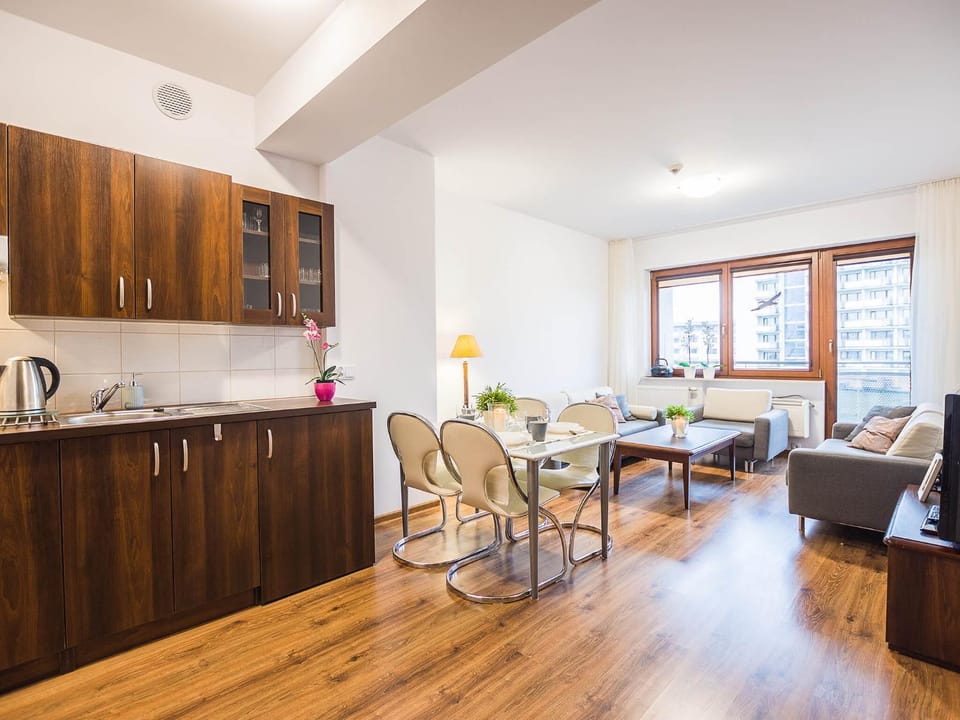 Kitchen or kitchenette, Living room, Seating area, Dining area