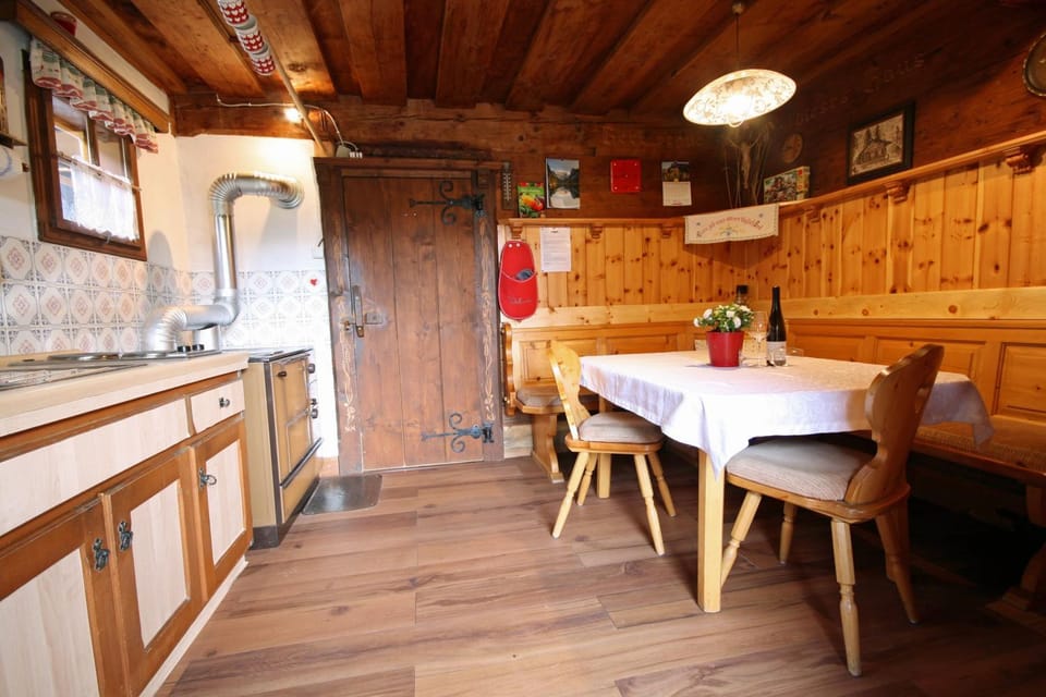 Kitchen or kitchenette, Seating area, Dining area