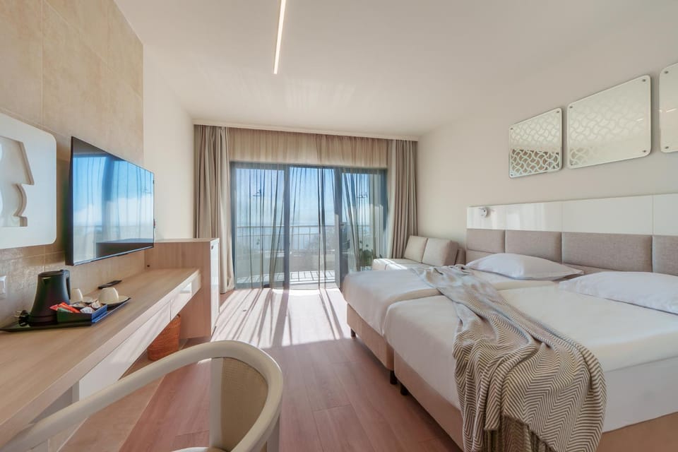 Bed, TV and multimedia, Photo of the whole room, Bedroom, Guests