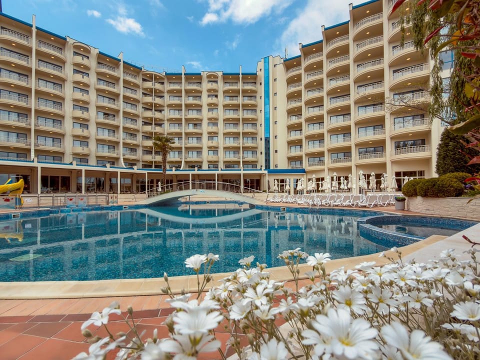 Property building, Day, Pool view, Swimming pool, sunbed