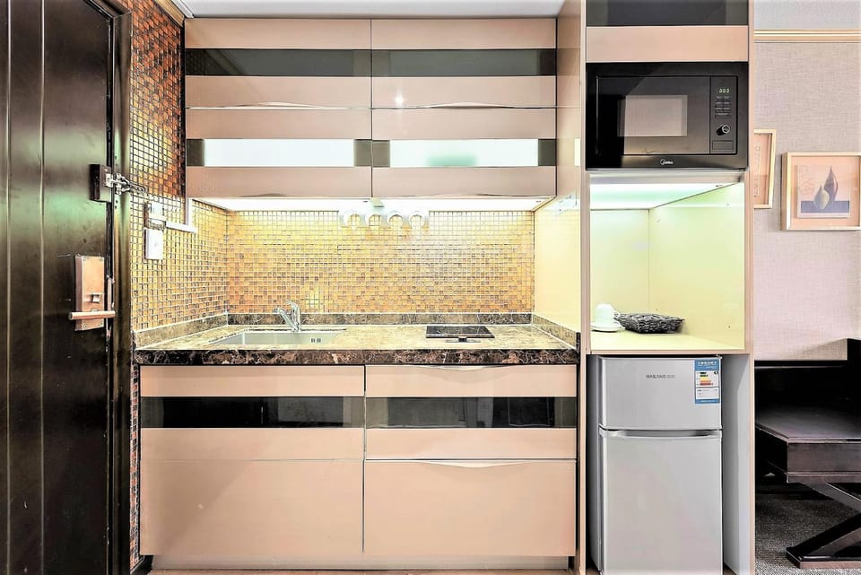 Kitchen or kitchenette, minibar, stove