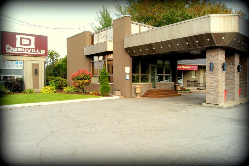 Facade/entrance, People, Guests, group of guests, Family