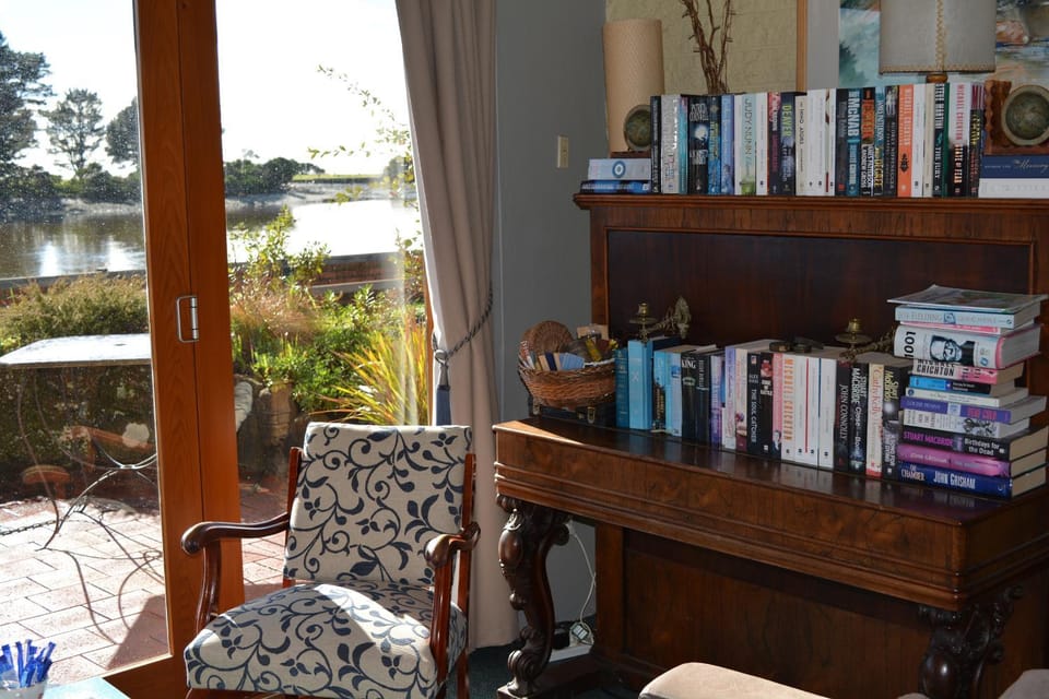 Communal lounge/ TV room, Library, Lounge or bar