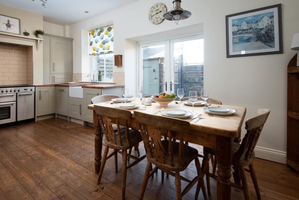 Dining area, kitchen