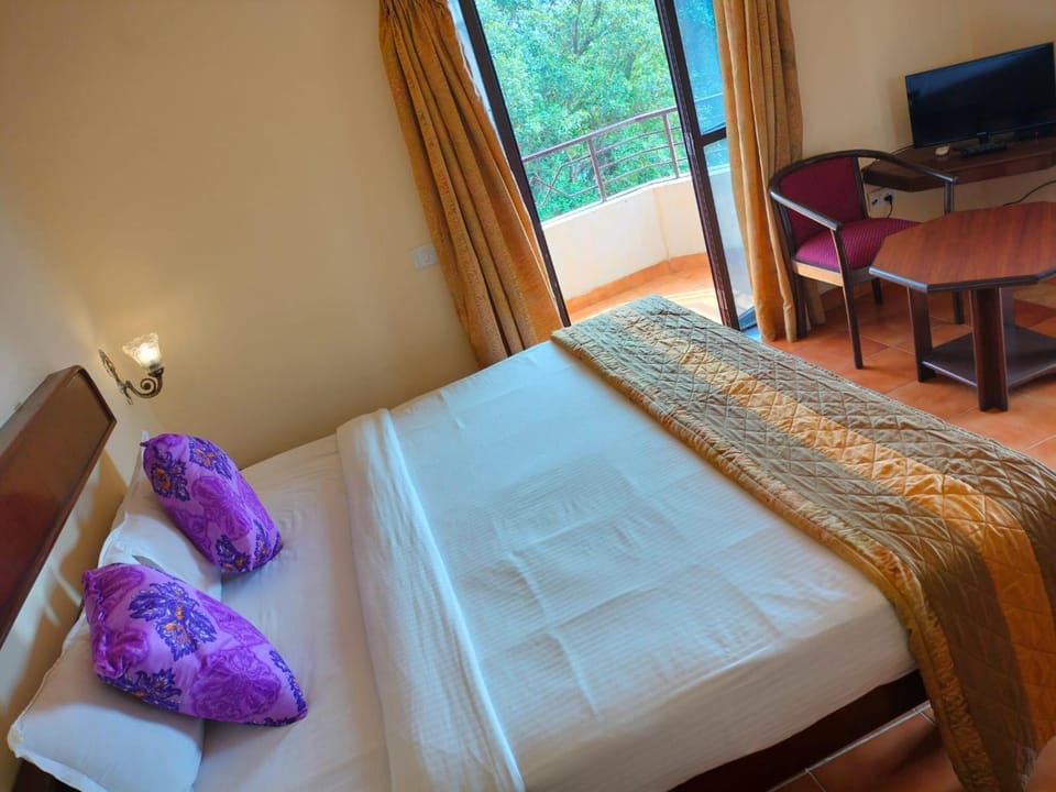 Bed, TV and multimedia, Photo of the whole room, Bedroom, towels