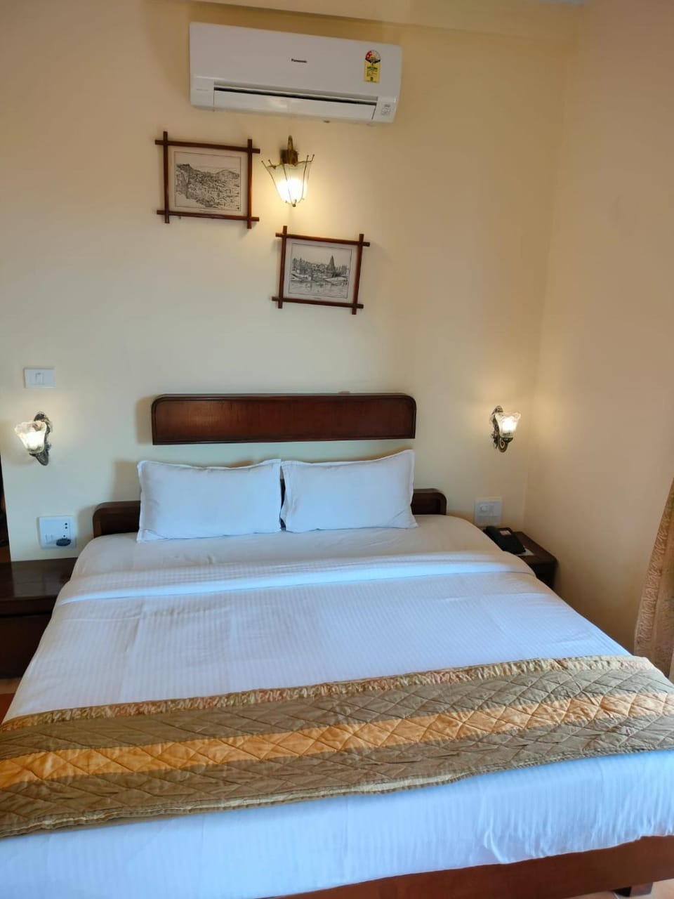 Bed, Photo of the whole room, Bedroom, air conditioner