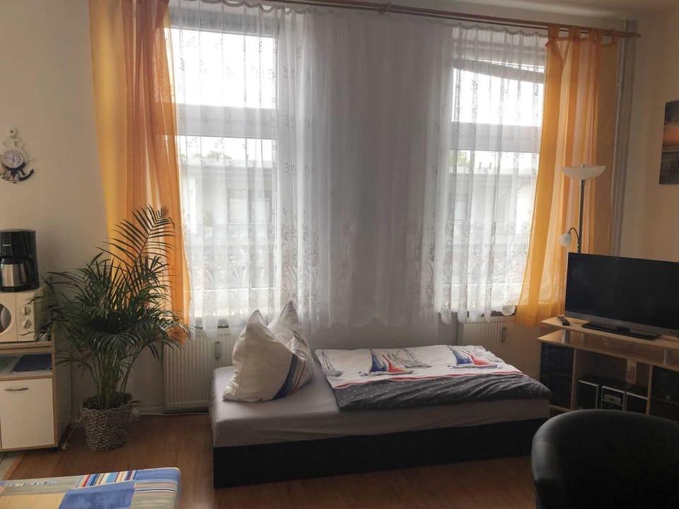 Bed, TV and multimedia, Living room