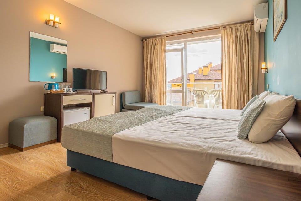 Bed, TV and multimedia, Seating area, Bedroom, air conditioner
