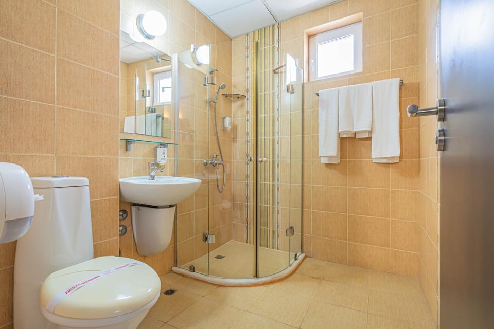 Shower, Toilet, Bathroom, towels