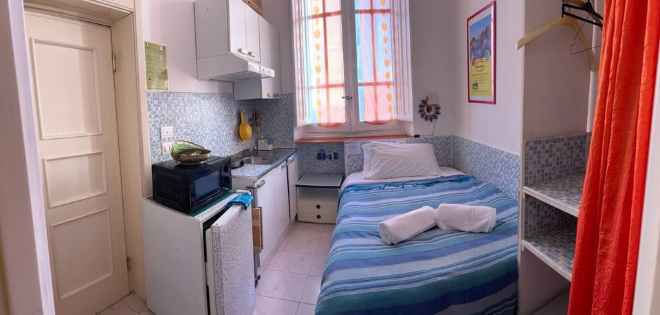 Kitchen or kitchenette, Bedroom