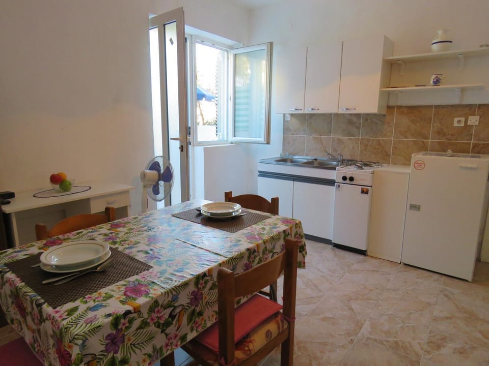 Kitchen or kitchenette, Dining area
