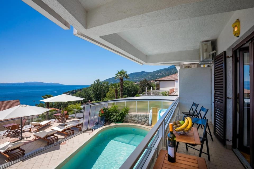 Balcony/Terrace, Pool view, Sea view