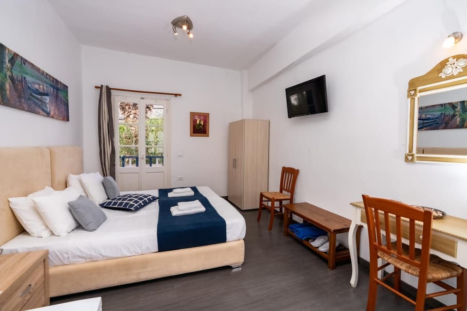 Bed, TV and multimedia, Bedroom