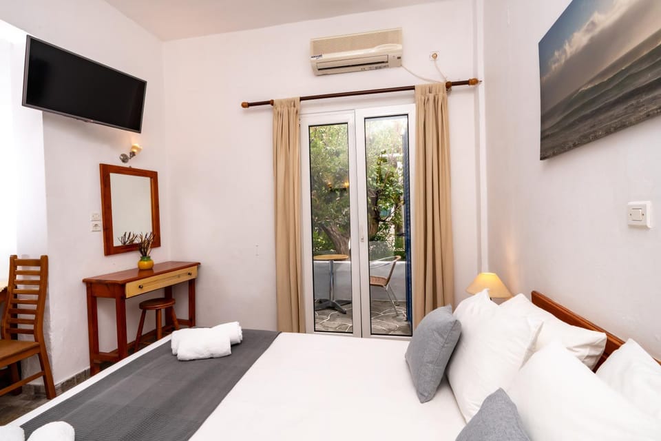 Bed, TV and multimedia, Photo of the whole room, Bedroom, towels, air conditioner