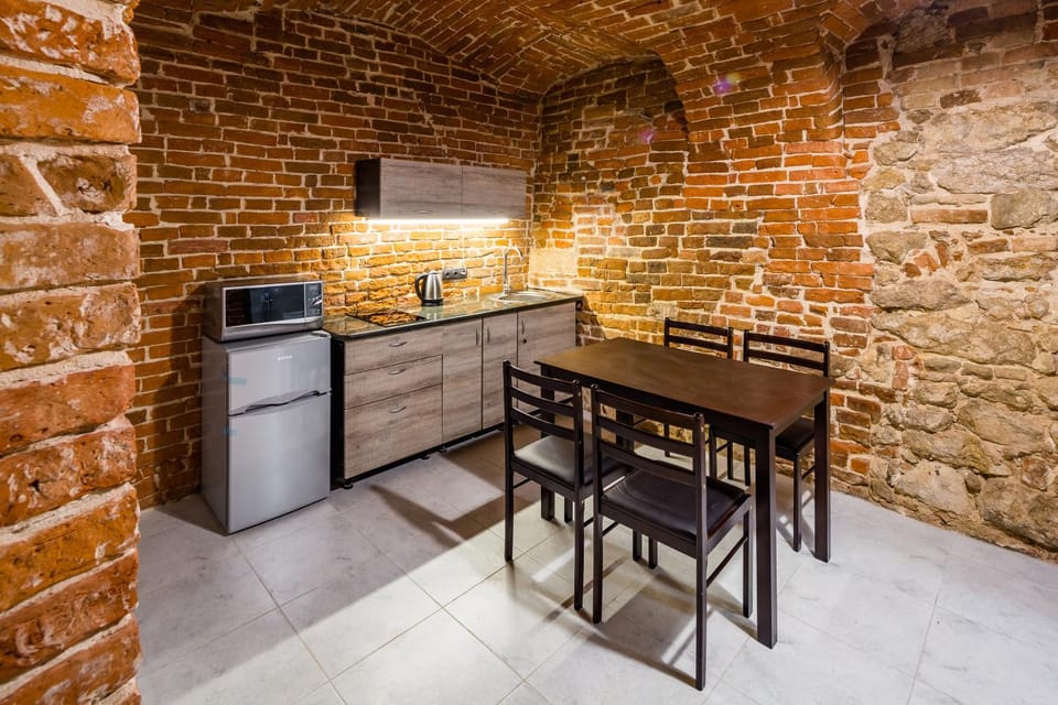 Kitchen or kitchenette, Dining area