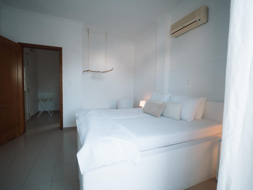 Bed, Photo of the whole room, Bedroom, air conditioner