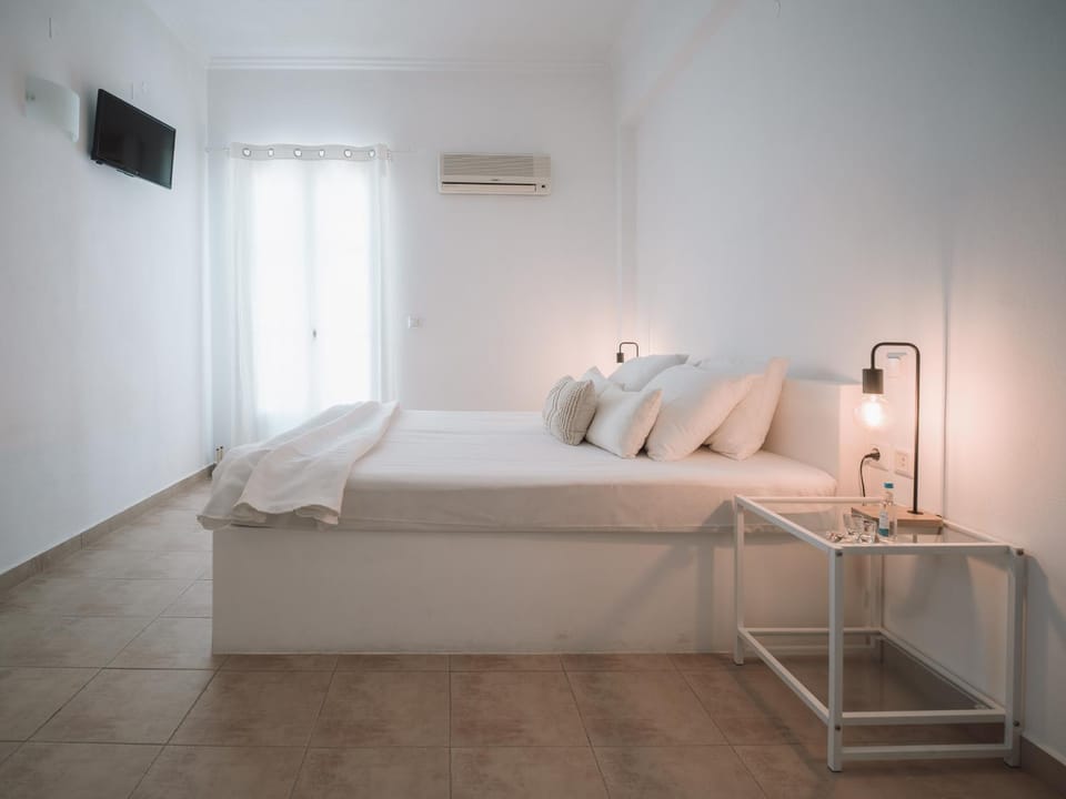 Bed, TV and multimedia, Photo of the whole room, Bedroom, air conditioner