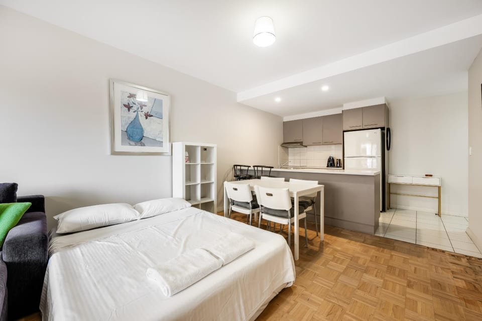 Bed, Kitchen or kitchenette, Dining area
