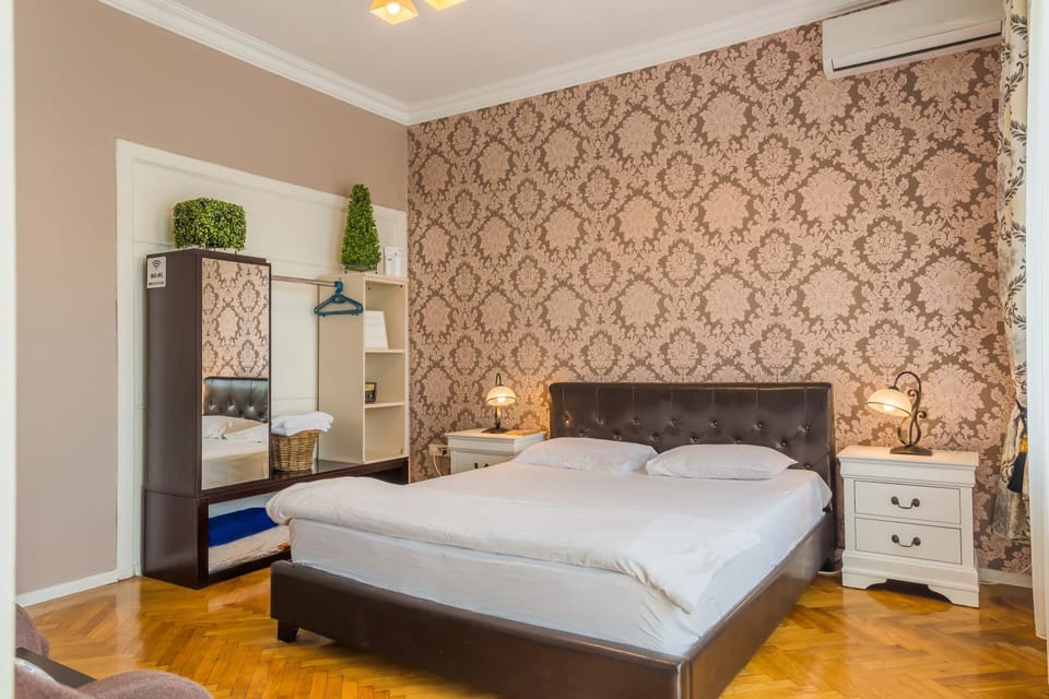 Property building, Bed, Bedroom
