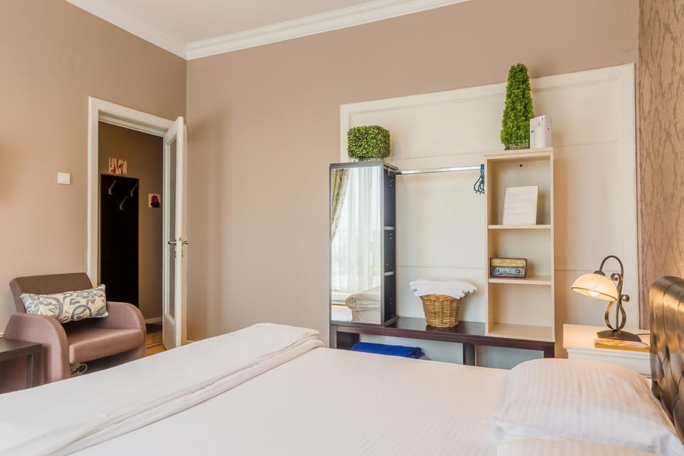 Property building, Bed, Decorative detail, Bedroom, furniture