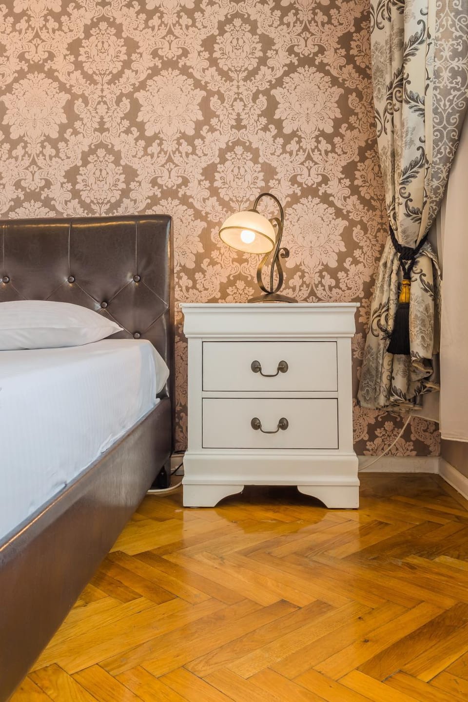 Property building, Decorative detail, Bedroom