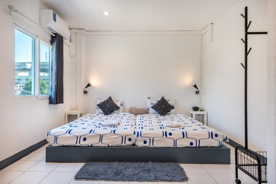Bed, Bedroom, towels, air conditioner