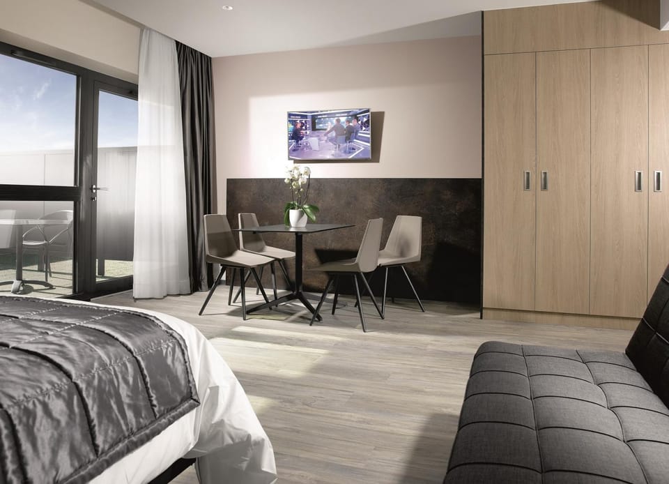 TV and multimedia, Balcony/Terrace, Photo of the whole room, Dining area, Bedroom