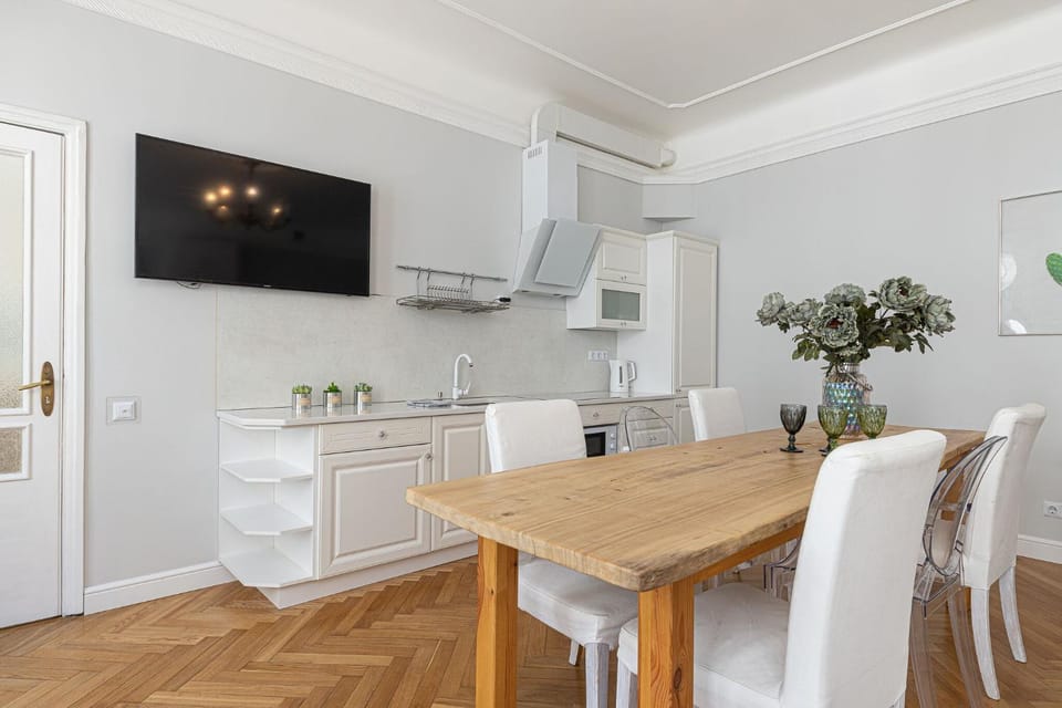 Kitchen or kitchenette, Dining area