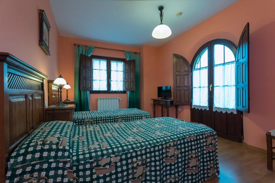 Bed, TV and multimedia, Photo of the whole room, Bedroom