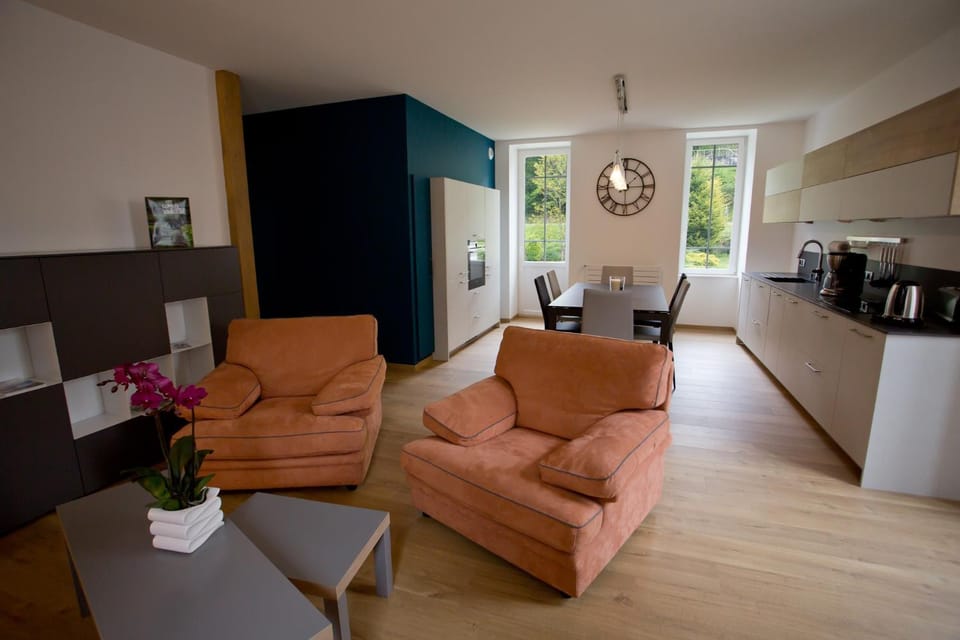TV and multimedia, Kitchen or kitchenette, Living room, Seating area, Dining area