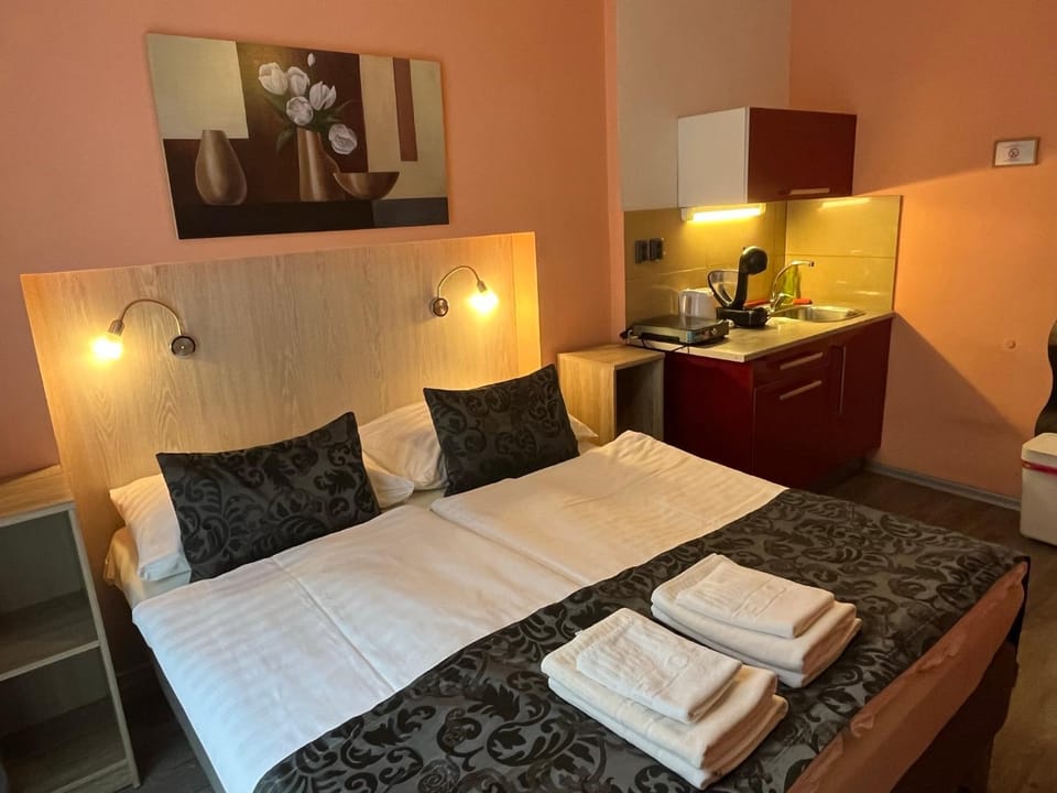 Bedroom, towels