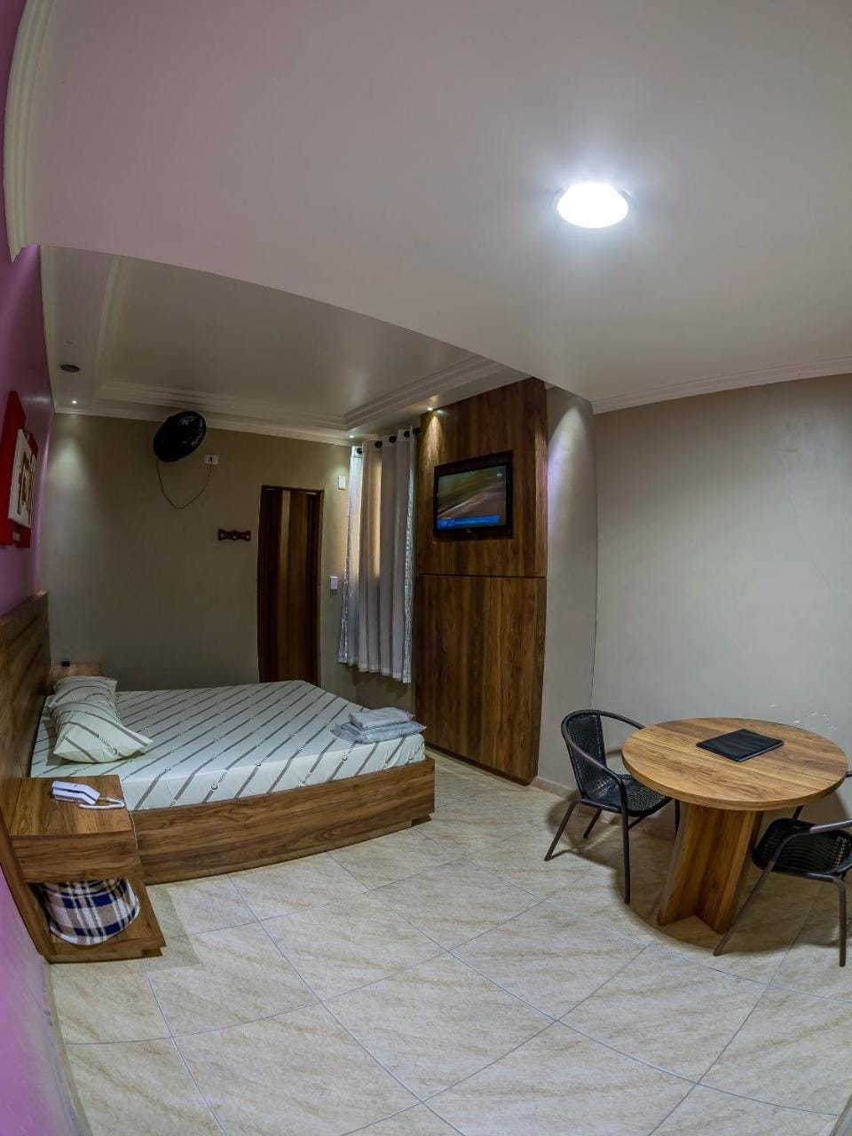 Bed, TV and multimedia, Photo of the whole room, Bedroom