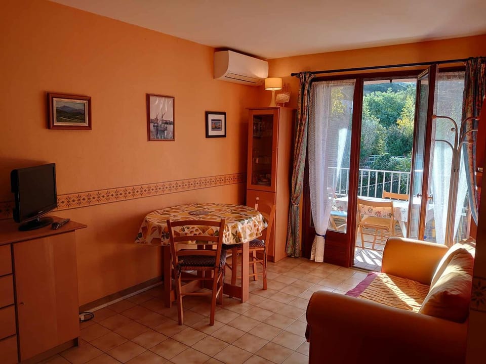 TV and multimedia, Balcony/Terrace, Living room, Dining area, air conditioner