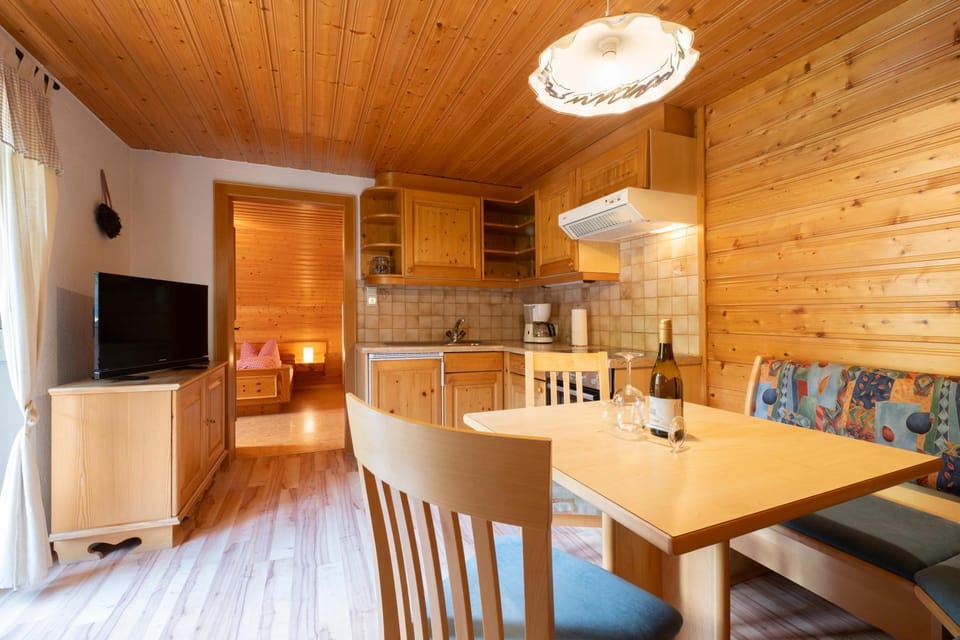 Communal lounge/ TV room, Kitchen or kitchenette, Seating area, Dining area