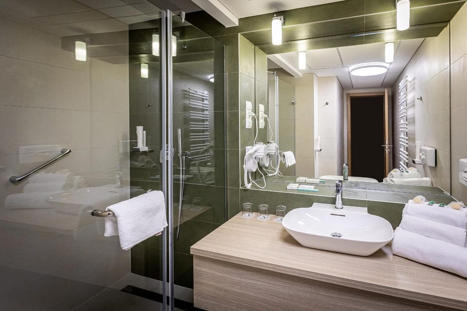 Shower, Toilet, Bathroom, towels