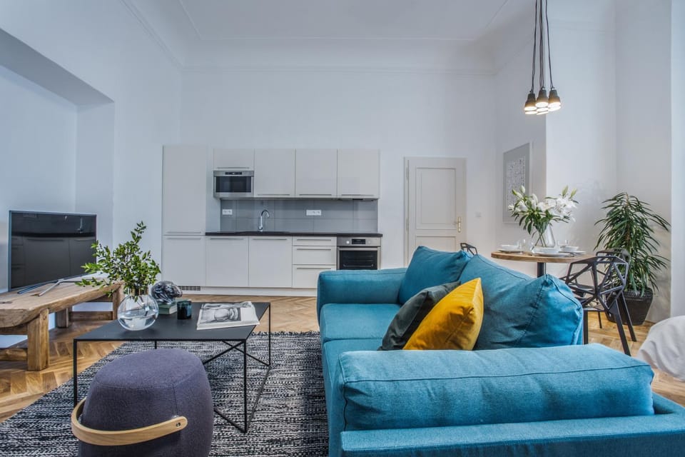 TV and multimedia, Kitchen or kitchenette, Living room, Seating area, Dining area