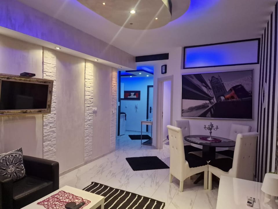 TV and multimedia, Living room, Seating area, Dining area, Evening entertainment