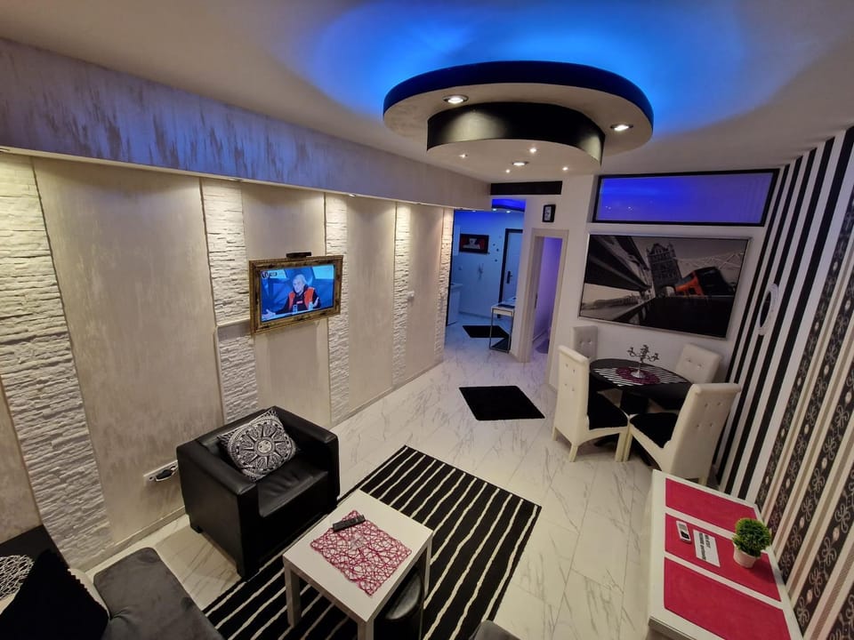 Communal lounge/ TV room, TV and multimedia, Living room, Seating area, Evening entertainment