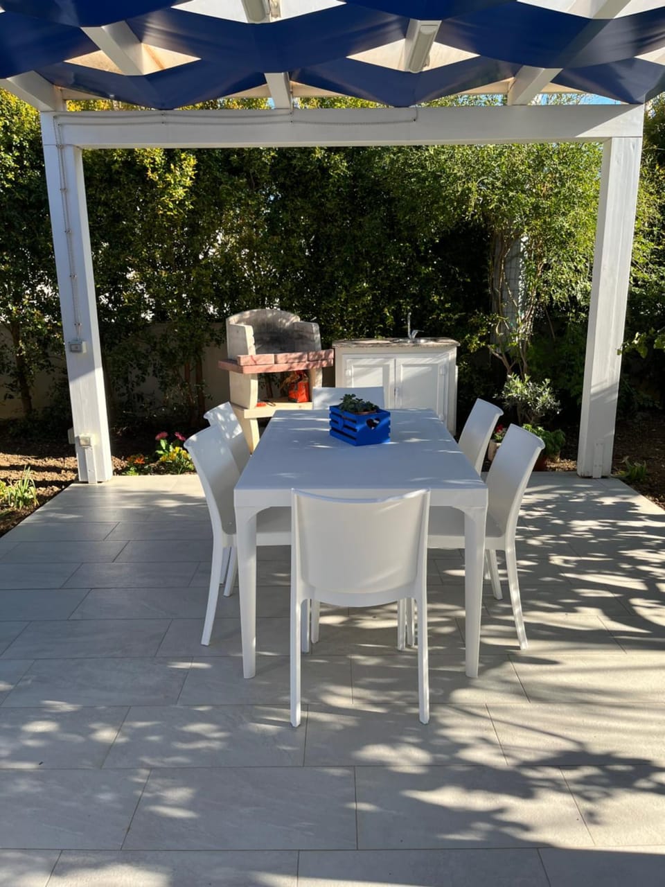 Patio, Dining area, Garden view