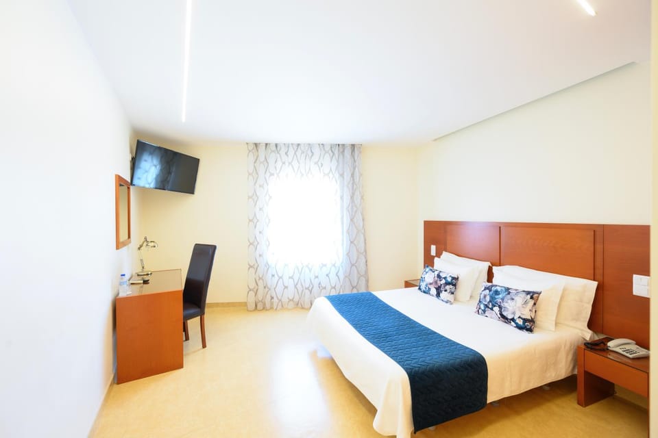 Bed, TV and multimedia, Bedroom, hair dresser